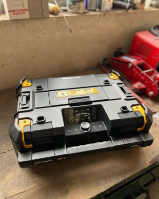 Momentálně pro Vás testujeme nové rádio od značky DeWalt, které bude již od pondělí u nás skladem. A kde jinde ho testovat...