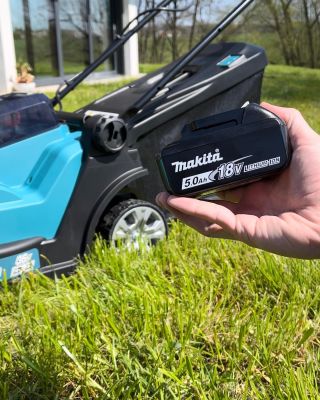 Sezóna sekání zahájena a to s AKU sekačkou DLM432....